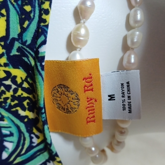 Ruby Rd. women's top size medium in a very beautiful blue green and yellow - Picture 5 of 6